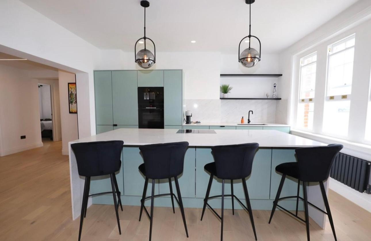 Newly Refurbished W/ River Views Londen Buitenkant foto