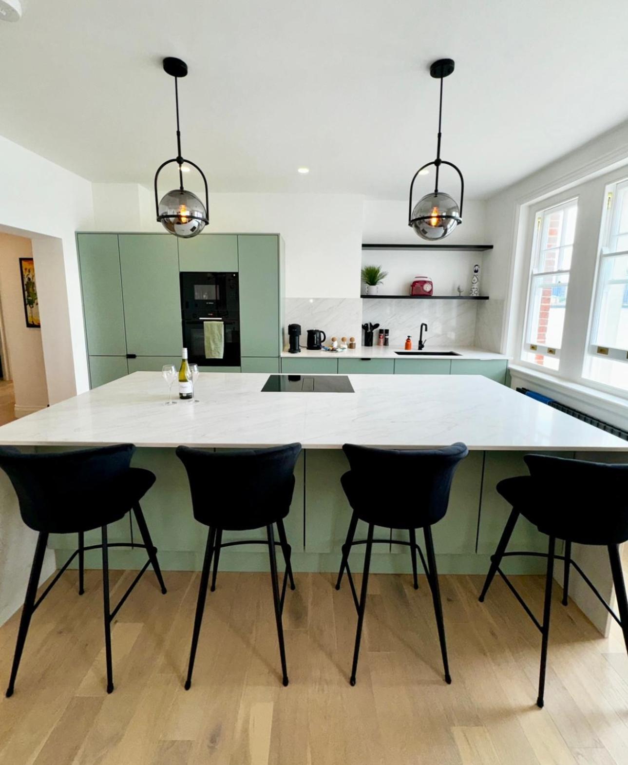 Newly Refurbished W/ River Views Londen Buitenkant foto