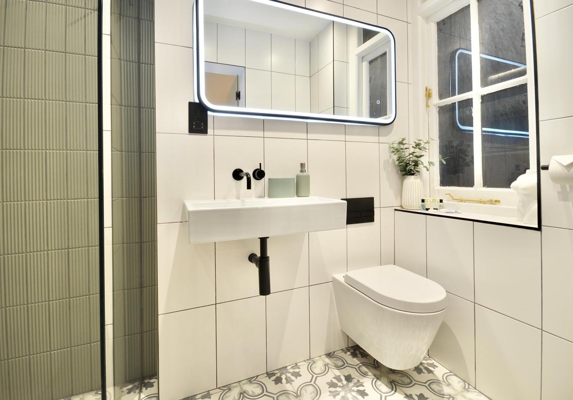Newly Refurbished W/ River Views Londen Buitenkant foto