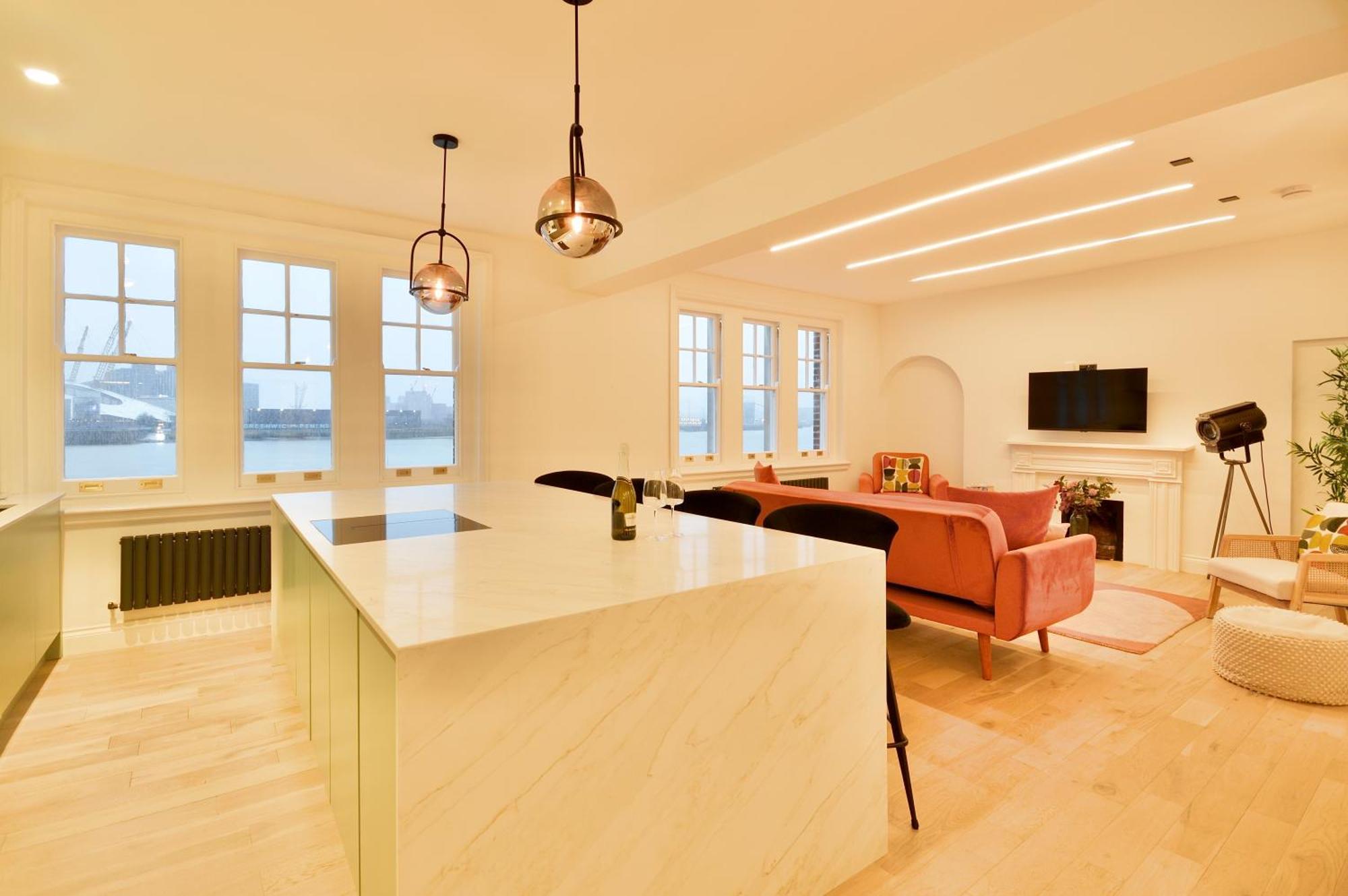 Newly Refurbished W/ River Views Londen Buitenkant foto