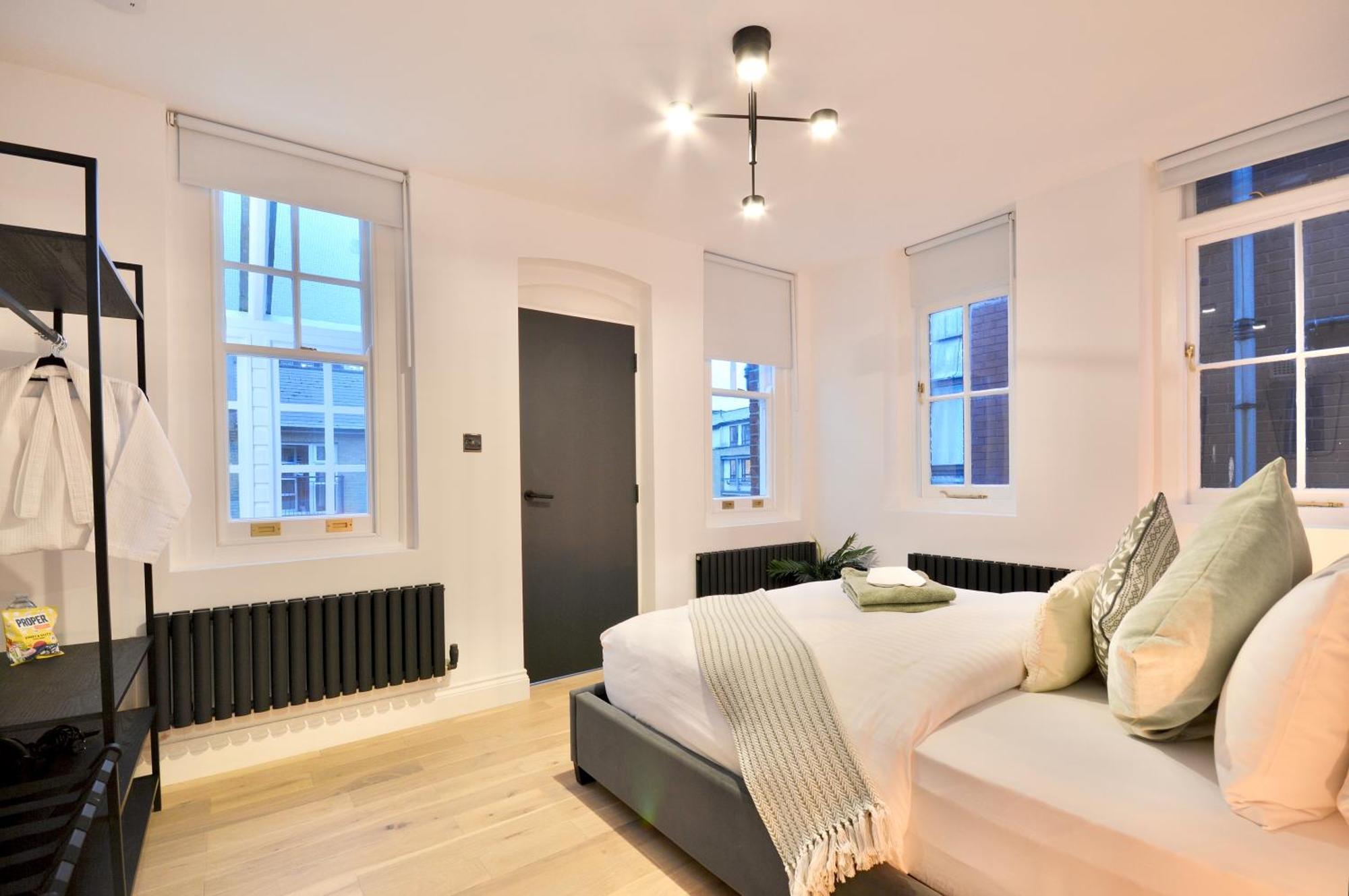 Newly Refurbished W/ River Views Londen Buitenkant foto