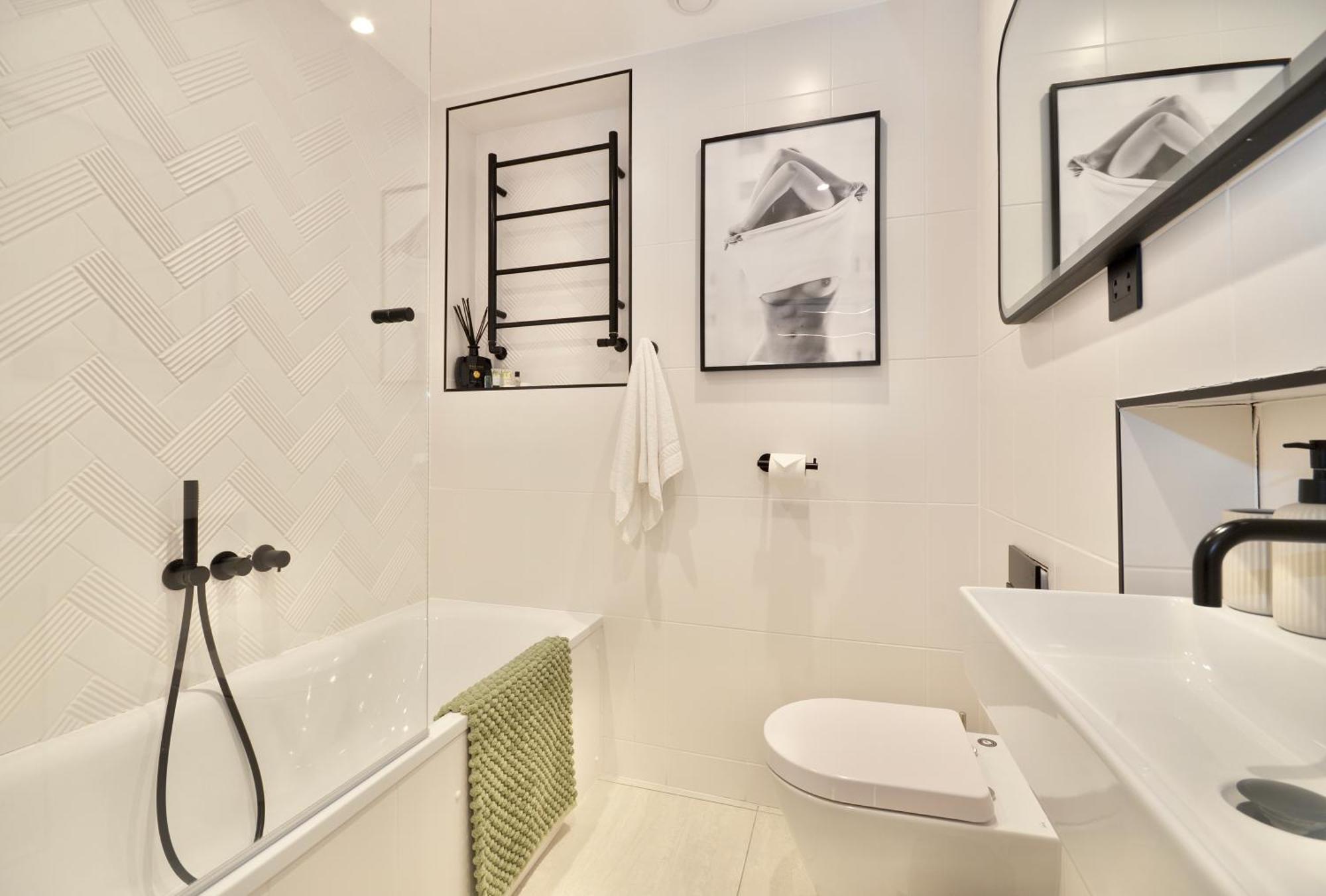 Newly Refurbished W/ River Views Londen Buitenkant foto
