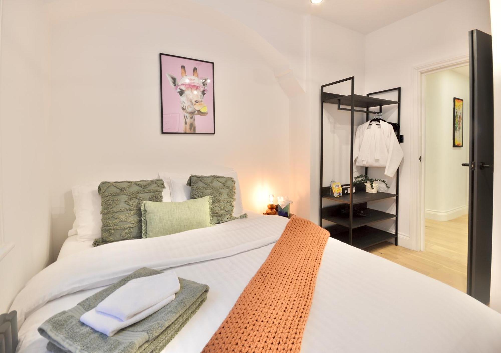Newly Refurbished W/ River Views Londen Buitenkant foto